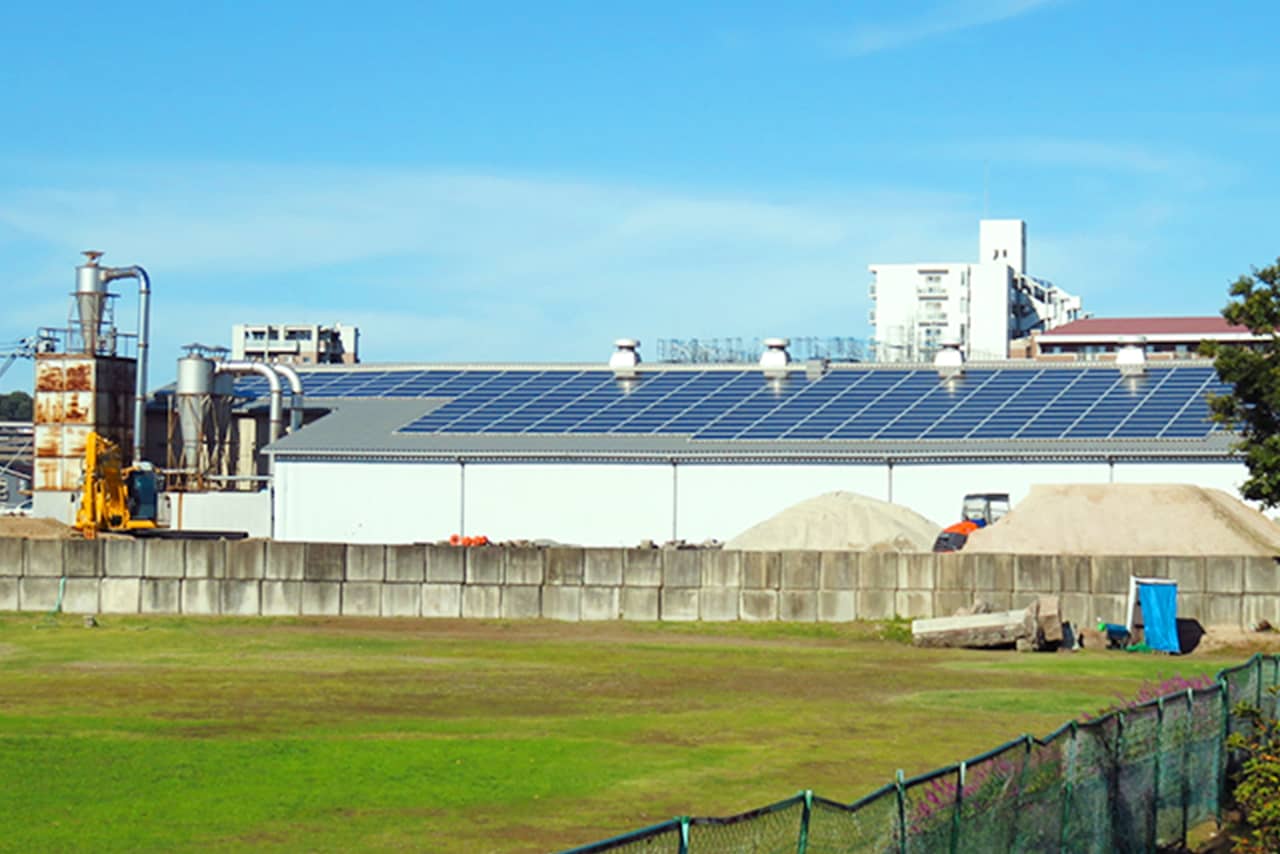 工場等の屋根上太陽光発電の設置例の画像